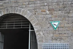 Eingang zum Tunnel Schee, das Bild zeigt ein geöffnetes Gitter und ein Schild mit der Aufschrift Naturschutzgebiet