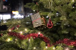 Detailaufnahme eines geschmückten Christbaums.