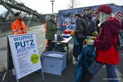 Materialausgabe beim Wupperputz 2025