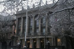 Das Bild zeigt die Säulenfront des Rathauses in Barmen