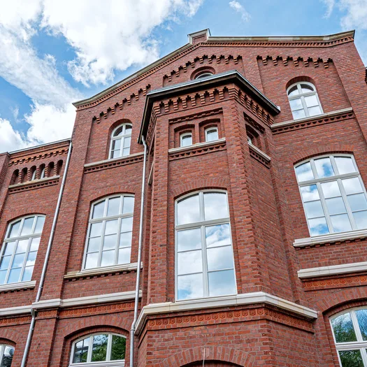 Frisch sanierte Backsteinfassade der Helene-Stöcker-Schule an der Bartholomäusstraße