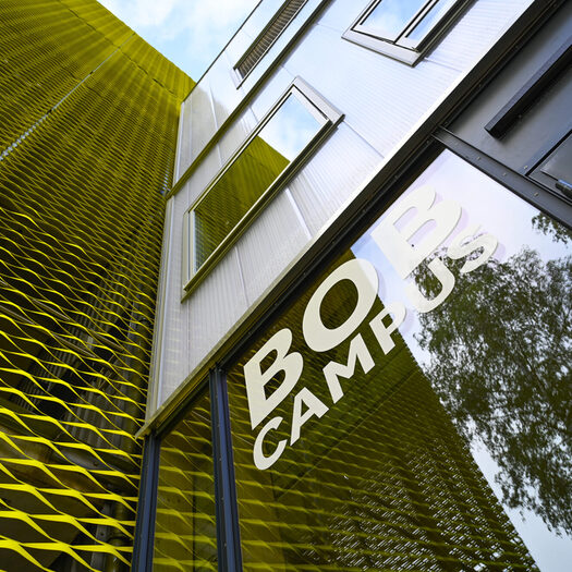 Zu sehen ist ein neues Gebäudeteil des BOB Campus mit Schriftzug
