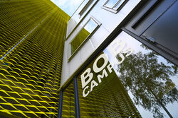 Zu sehen ist ein neues Gebäudeteil des BOB Campus mit Schriftzug