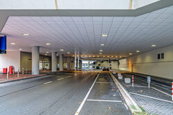 Das Bild zeigt die sanierte Decke des Neubaus vom Rathaus in Barmen, gesehen von der Unterführung aus