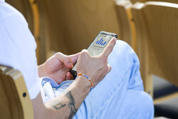 Symbolbild: Eine Person hält ein Smartphone in der Hand.