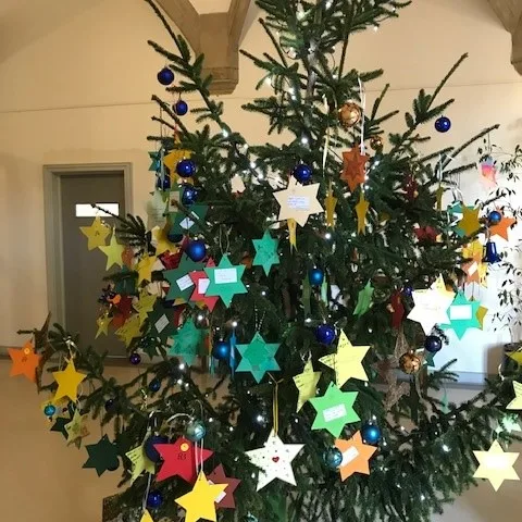 Der Weihnachtsbaum geschmückt mit den Wunschsternen.