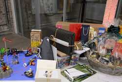 Blick auf einen Tisch voller Geschenke beim Abschied von Uwe Schneidewind.