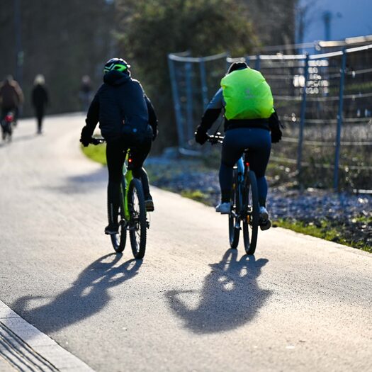Symbolbild: Zwei Radfahrer auf der Nordbahntrasse