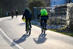 Symbolbild: Zwei Radfahrer auf der Nordbahntrasse