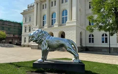 Der silberne Löwe vor der ehemaligen Bundesbahndirektion