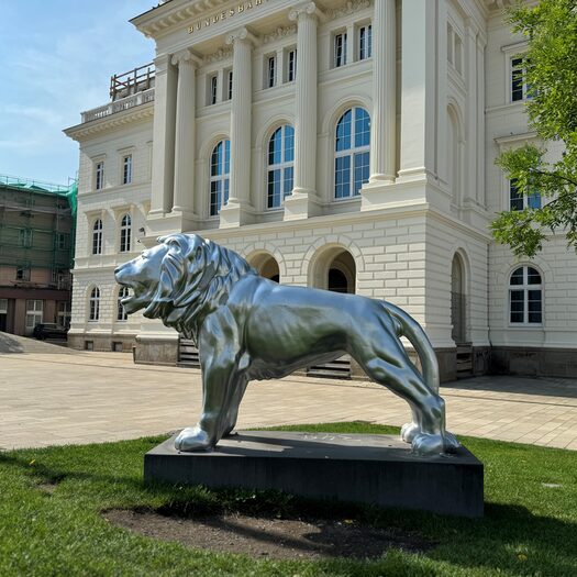 Der silberne Löwe vor der ehemaligen Bundesbahndirektion
