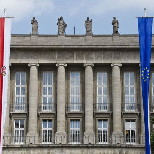 Blick auf die Rathausfassade