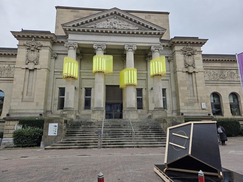 Portal der Kunsthalle Barmen, an den Säulen ist eine Installation zu sehen