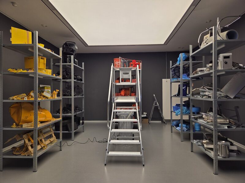 Eine Installation aus farblich sortierten Abfällen