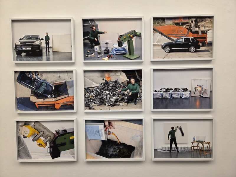 Fotografien dokumentieren die Entstehung eines Kunstwerkes, das aus dem Überresten eines Autos besteht