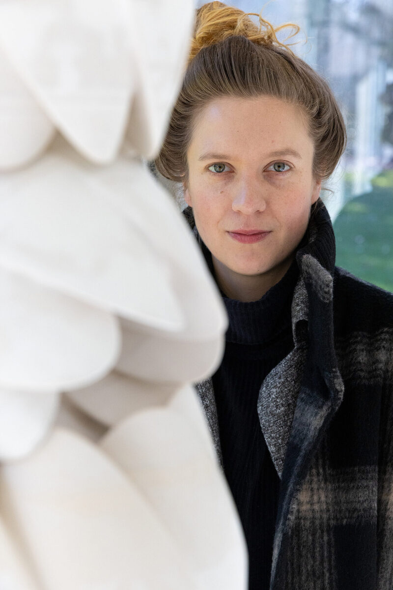 Das Bild zeigt die Künstlerin Jaana Caspary