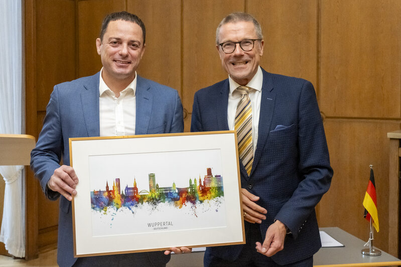 Als Gästgeschenk wurde eine künstlerische Darstellung der Wuppertaler Stadt-Silhouette überreicht