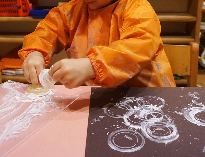 Ein Kind beim Malen in einem Workshop des Von der Heydt-Museums