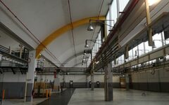 Werkhalle, Baujahr 1939/40 mit bogenförmiger Decke und Fensterfronten