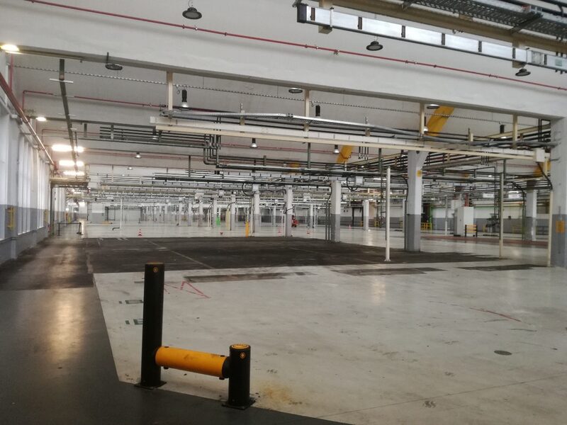 Werkhalle Innenansicht mit vielen Rohrleitungen und Säulen