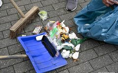 Müll wird mit einer Schaufel weggeräumt