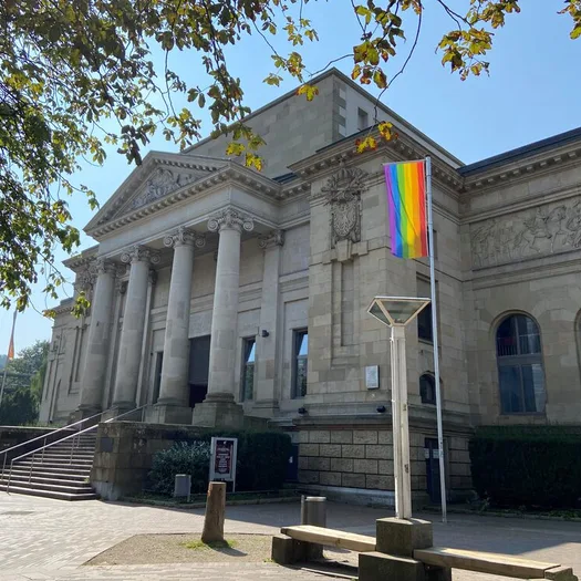 Am Haus der Jugend Barmen hängt die Regenbogenfahne