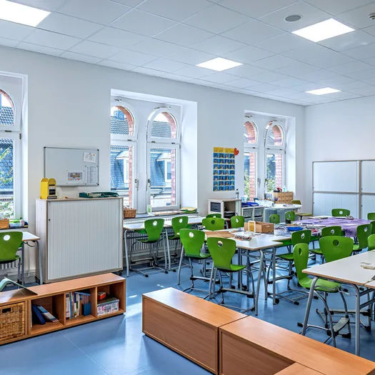 Das Bild zeigt einen modernen Klassenraum an einer Wuppertaler Grundschule