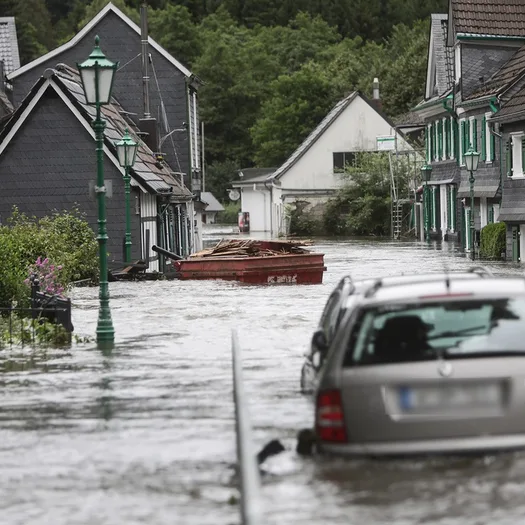Ein Auto steht in Beyenburg in der Flut.