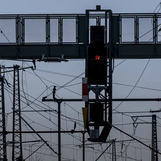 Rotes Licht auf Strecke der Bahn