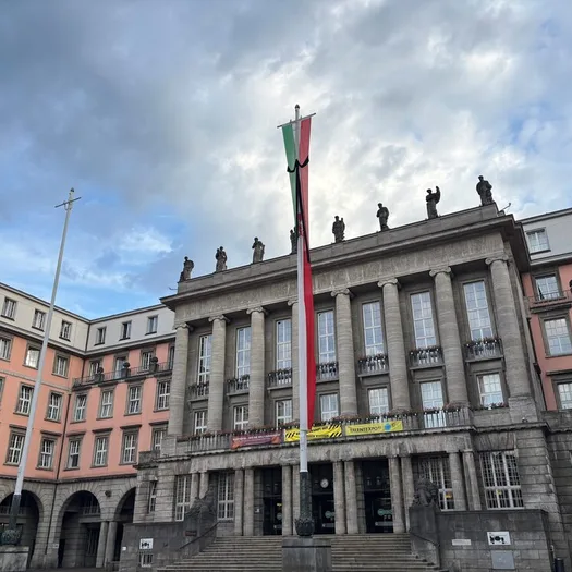 Trauerflor vorm Rathaus