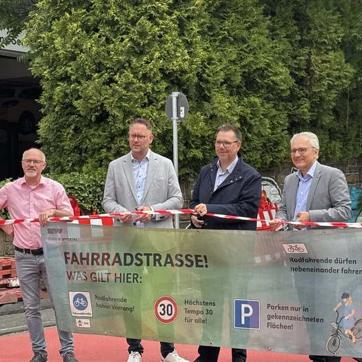 Das Absperrband wird zur Einweihung von Gunnar Ohrndorf (Beigeordneter Stadtenwticklung) durchgeschnitten