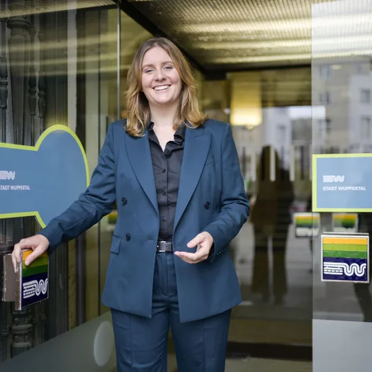 OB Miriam Scherff steht an der Tür des Rathauses Barmen.
