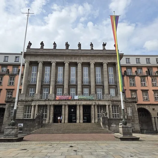 Das Säulenportal des Rathauses mit der Regenbogenflagge