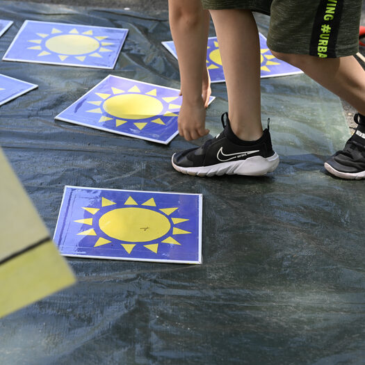 Kinder spielen auf der Straße Memorie.