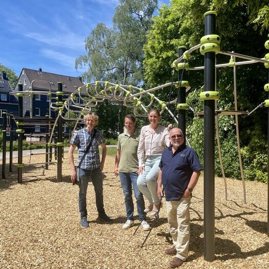 Eröffnung des Mehrgenerationenparks Ronsdorf mit Spielgerät