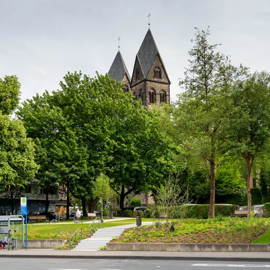 Blick auf den neugestalteten Park von der Straße aus.