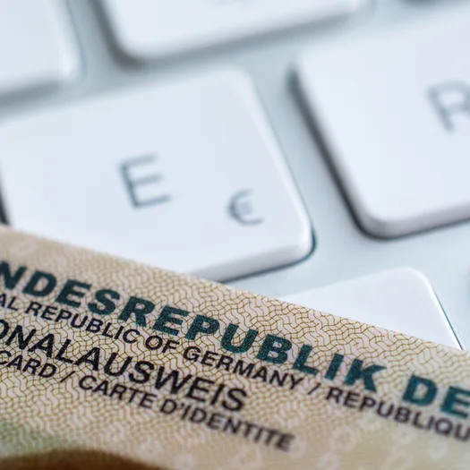 Ausweis liegt auf Tastatur