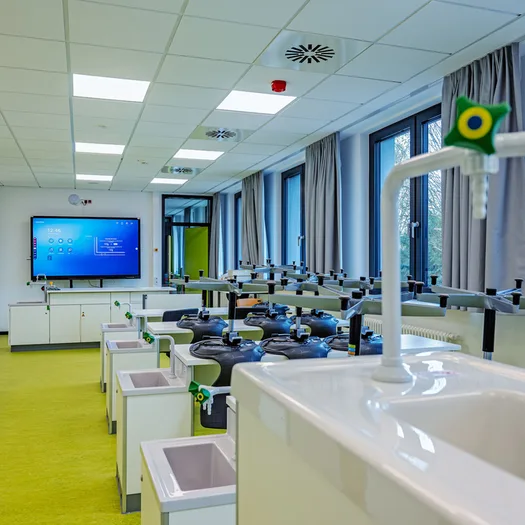 Ein Fachunterrichtsraum einer weiterführenden Schule mit großem Whiteboard