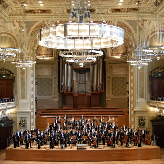 Das Sinfonieorchester auf der Bühne der Historischen Stadthalle