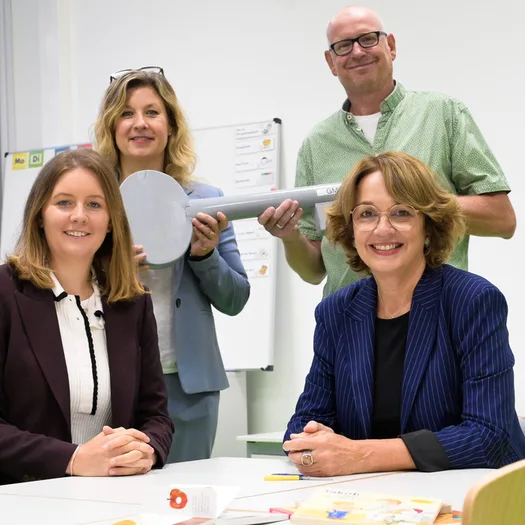 Oberbürgermeisterin Miriam Scherff, Mirja Montag vom Gebäudemanagement der Stadt und Bildungsdezernentin Annette Berg bei der symbolischen Schlüsselübergabe an die Schulleitung
