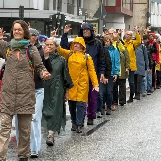Menschen tanzen die Nelkenlinie auf der B7
