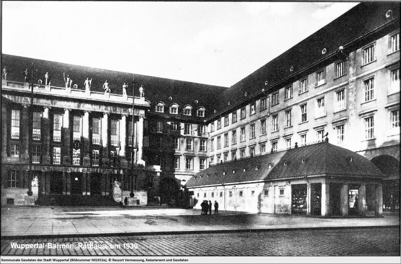 Der heutige Johannes-Rau-Platz in einer historischen Aufnahme mit Pavillons