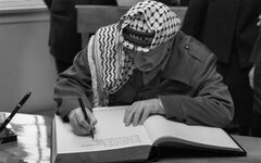 Jassir Arafat beim Eintrag ins Goldene Buch