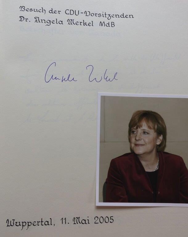 Unterschrift von Angela Merkel im Goldenen Buch und ein Foto von ihr