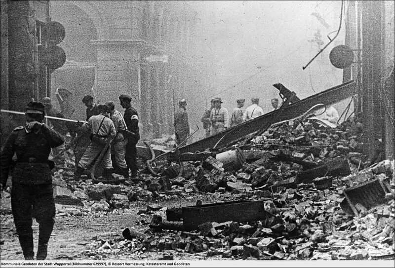Das Rathaus nach dem Krieg in Trümmern