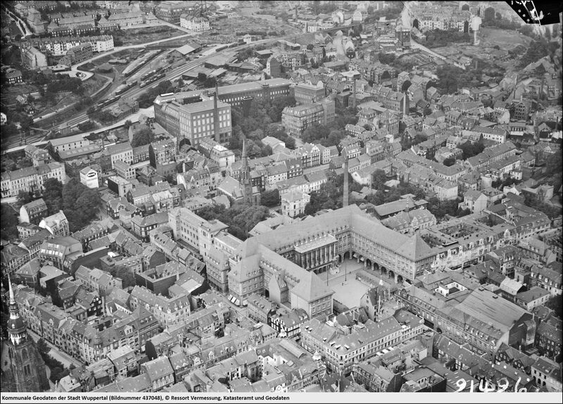 Luftbild vom Rathaus in der Barmer Innenstadt
