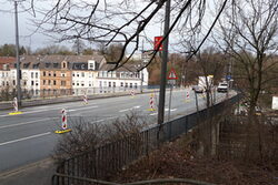 4 spurige Straßenbrücke über die Gleise der DB