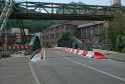Blick auf die Stahlbrücke Kabelstraße unterhalb der Schwebebahn