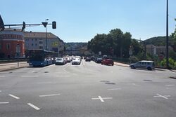 5-spurige Straße auf Brücke über DB