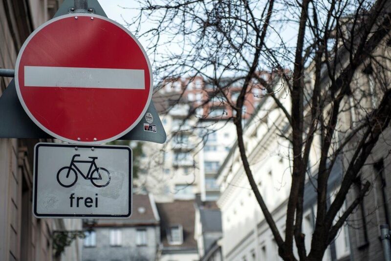Schild Einbahnstraße m it Zusatz Radfahrer frei